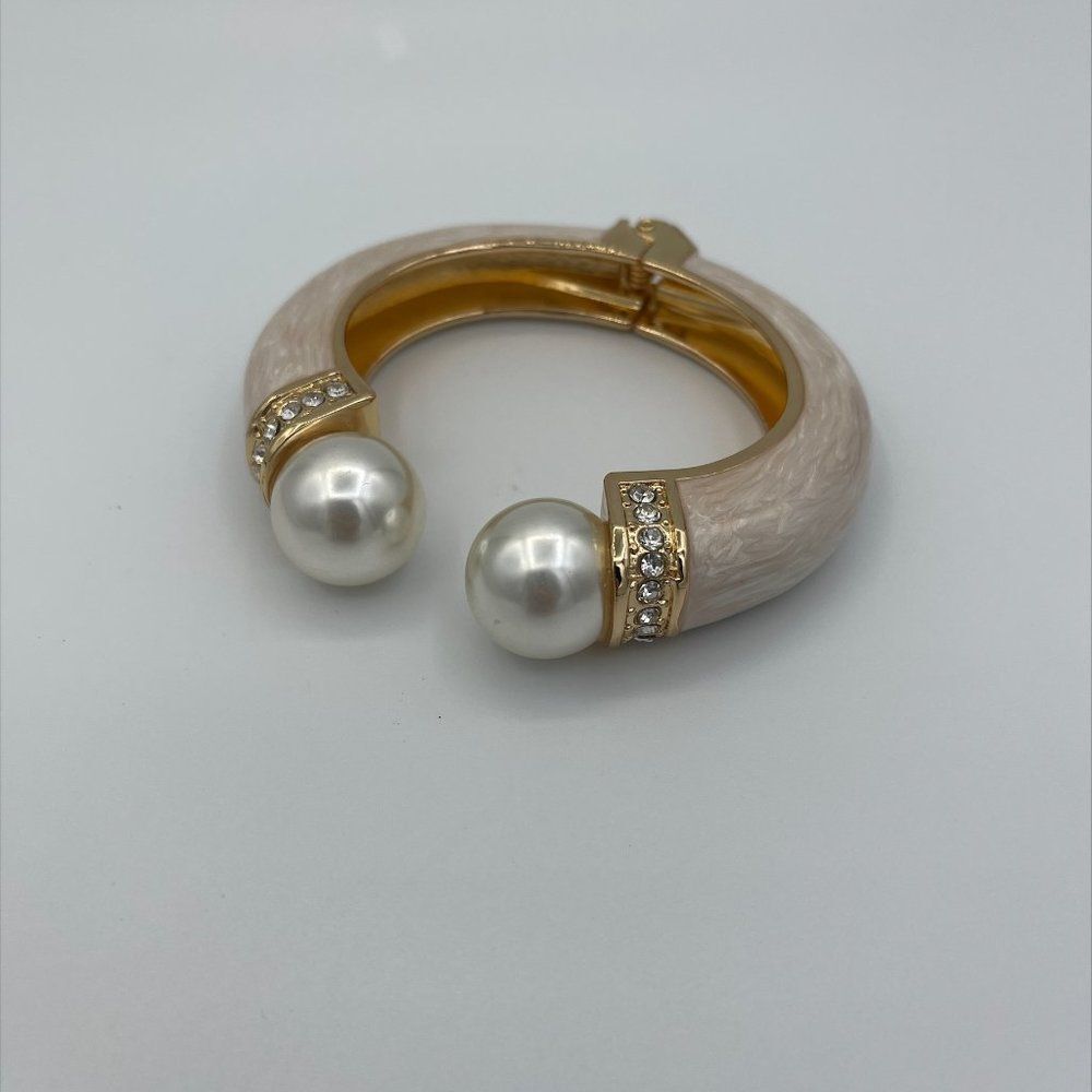 New large scale bracelet with faux pearls and mother of pearl look enamel finish